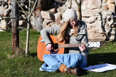 Auf der Wiese singt Sike für Euch Gesang mit der Gitarre von Silke