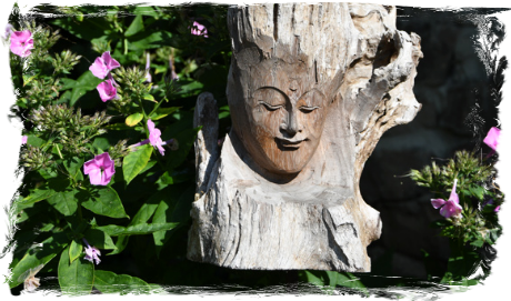 Holzskulptur im Traumgarten Eifel