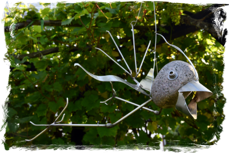 Vogel aus Stein und Edelstahl Kunst- und Kreativgarten Hillesheim