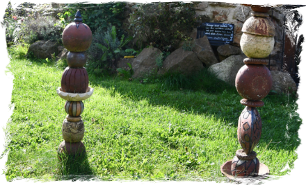 Gartensteelen aus Ton Der Kunst- und Kreativgarten in Hillesheim / Eifel